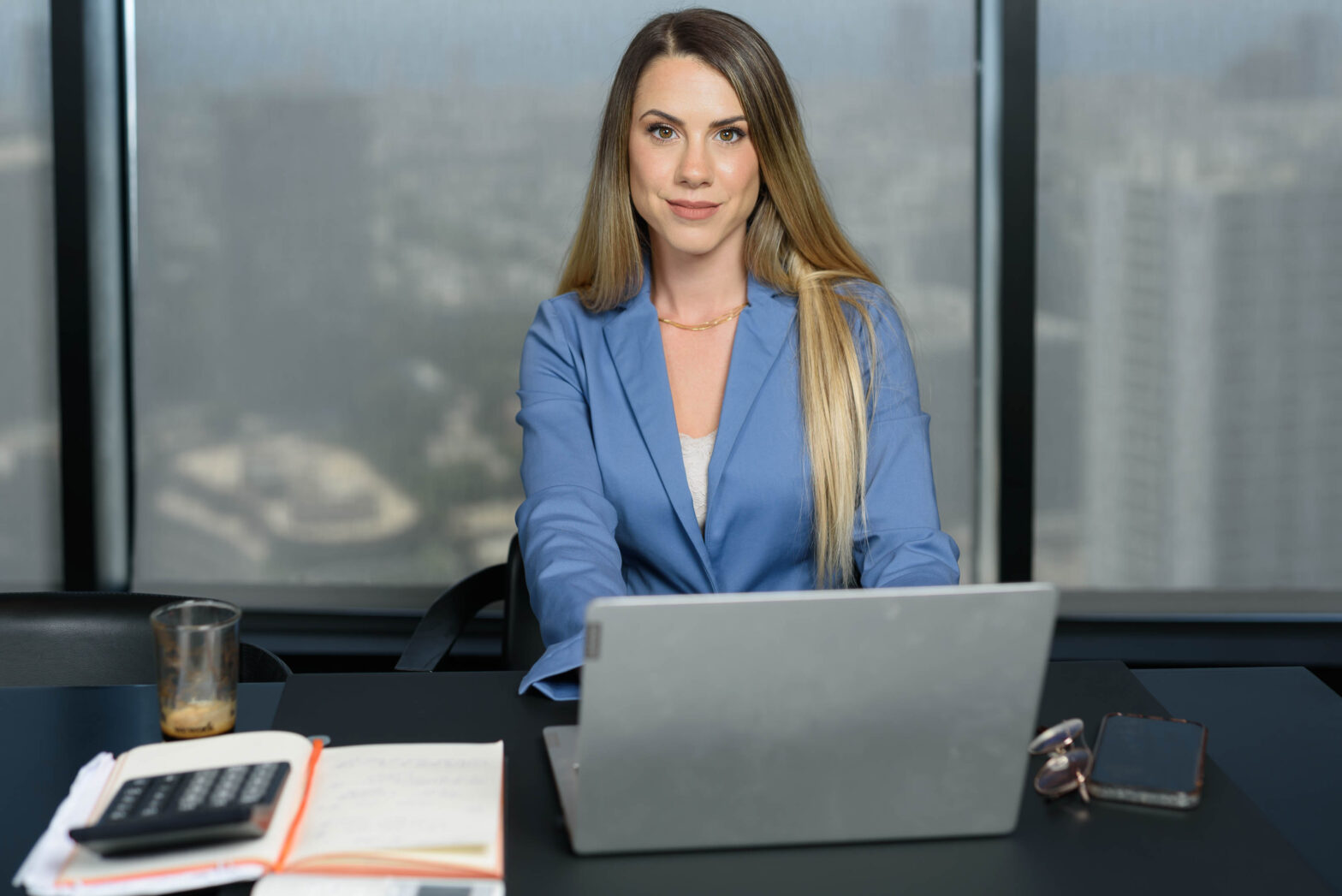 דיוקן אישי וצילום תדמית במשרד מעוצב